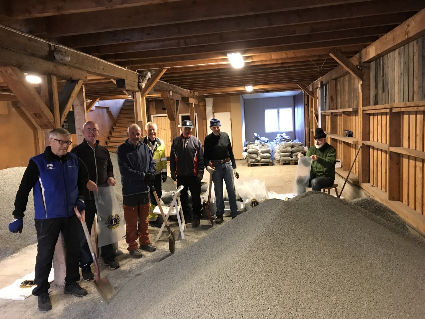 LC Narvik produserer strøsand i sekker!